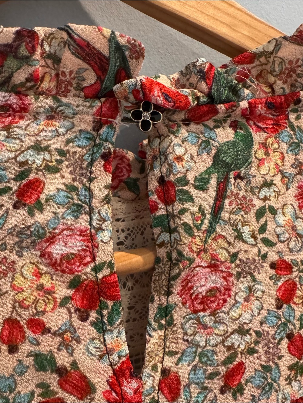 NEW Farm Rio Lace-Bib Floral Ruffle Blouse, Size M - Picture 11 of 12